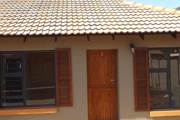 Modern townhouse in secure complex
&quot; lock up &amp; go &quot; near schools and shopping centres

2 bedroom 2 ...