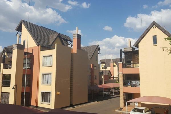 This lovely 1 bed 1 bath flat is situated in the very classy Savuty complex. 

It boasts:
-1 bedroom
-1 bathroom
-1 lounge
-1 ...