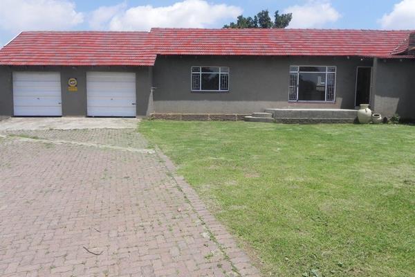 Prepaid electricity
This property consists of 3 bedrooms and 2 bathrooms 
Open plan kitchen, dining and lounge area
2 garages and ...