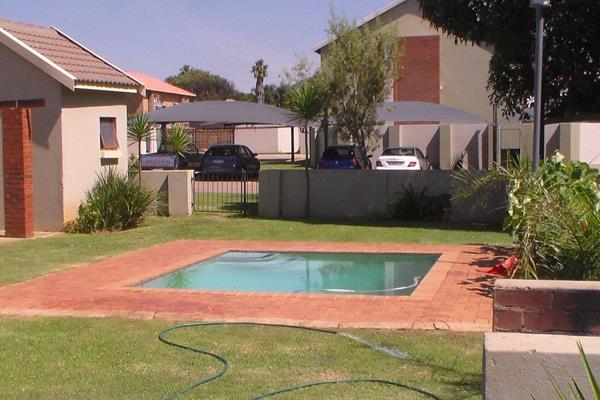 This is a Ground floor unit with a private garden and patio for R 8 400 per month
Top ...