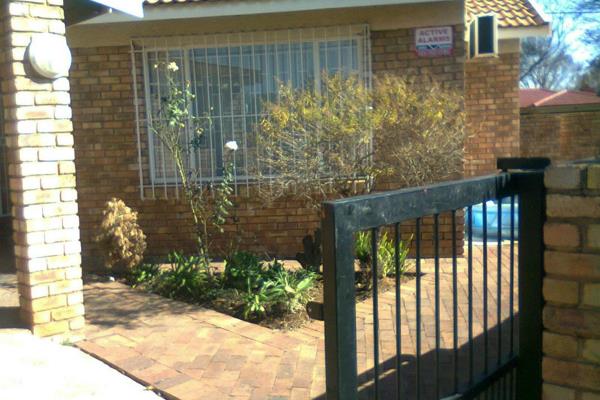 This unit offers 1 bedroom, 1 bathroom, lounge, kitchen and a beautiful small garden. It also has a carport. Available from 01 February ...