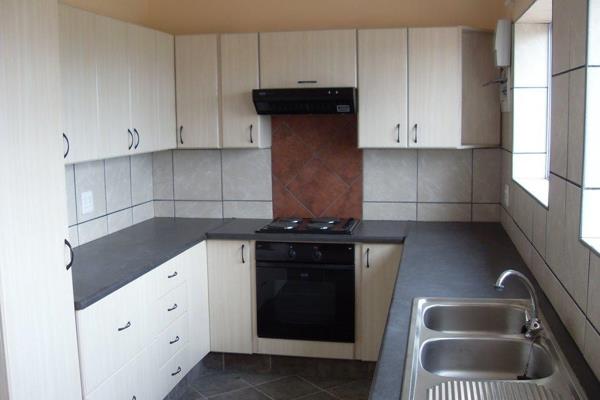 Neat &amp; tidy flat!!

A two bedroom &amp; one bathroom  flat with an open plan kitchen, family/TV room. 
There is also built-in ...