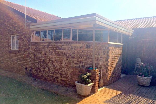 2 Bedrooms, 2 bathroom unit with separate laundry, garage and small garden.
Rates &amp; Taxes: R450 pm
Levy: R1337 pm
Close to all ...