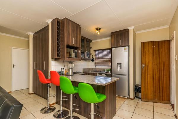 No agents.  PRIVATE SALE

Spectacular upstairs apartment in Weltevredenpark up for ...