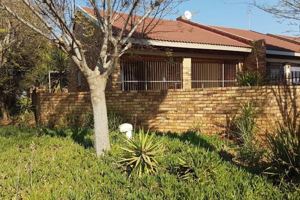 This cute and cosy townhouse is  conveniently centrally situated close to the N12, Goudkop school and the Matlosane Mall.  It has ...
