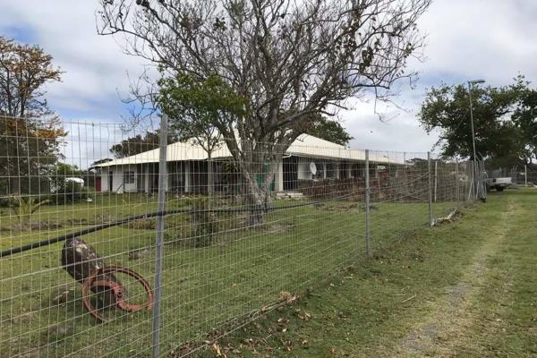 This 8.85Ha Smallholding is bordering on Jongilanga Village only 25kms from East London, towards Brakfontein .  House has 3 bedrooms ...