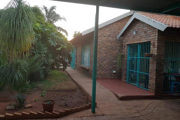 3 Bedroom house, 2 bathrooms, 2 living rooms, 3 garages, 4 x carports and pool. Plus 2 full bedroom flatlets.

Spacious &amp; extra 1 ...