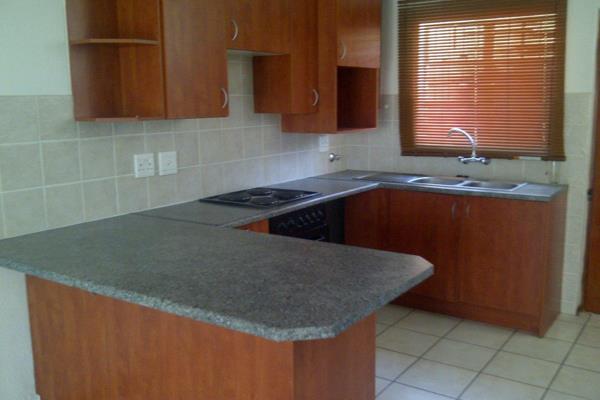 Neat duplex townhouse to let in Farrar Park, Boksburg.
Featuring open plan kitchen and ...