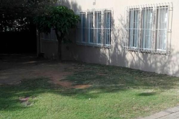 1 Bedroom flat to rent in a good area,1 bathroom open-plan kitchen, close  to shops and schools.

Walking distance to TUT University ...