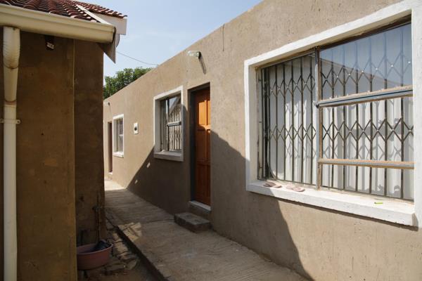 NEAT AND SECURE 1 BEDROOM COTTAGE TO RENT IN COSMO CITY

Modern unit available ...