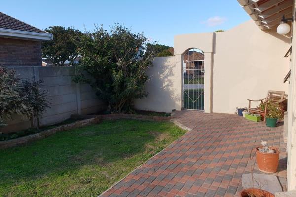 Rowallan Park. Close to Baywest. Stunning &amp; spacious 3 bed home. Tiled through-out. ...