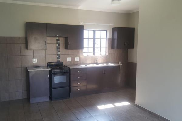 1 Bedroom 1 bathroom unit in Hoeveld Park. Open plan kitchen with granite tops. One carport