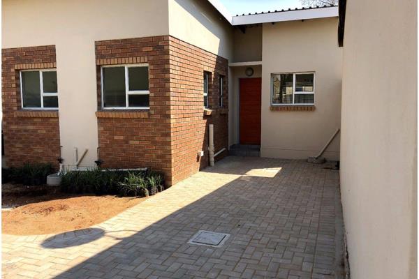 Cozy modern bachelor flat to rent in Plein Street. 
Walking distance from Peter Mokaba Stadium. 
The property offers a bathroom with ...