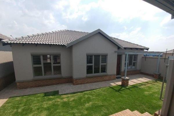 Experience comfortable, secure living in this modern townhouse in Tasbet Park, Witbank. The open plan living area flows seamlessly to a ...