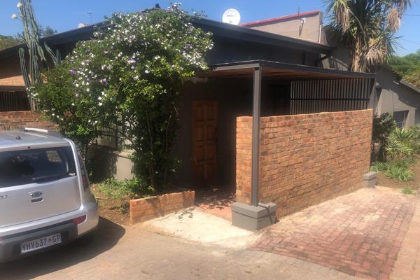 A neat bachelor garden cottage with patio  in Ferndale .Close to Dstv and the ...