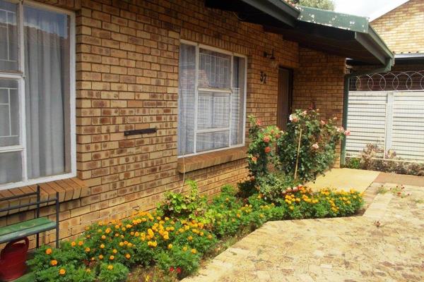 This immaculate 2-bedroom, 1-bathroom sectional title townhouse is ideally situated in a well-maintained complex in Potchefstroom. ...