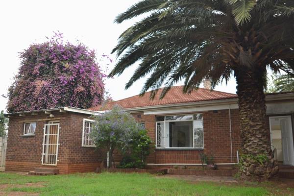 Charming sunny garden cottage mid century style.  2 bedrooms 1 bathroom, kitchen with gas stove, lounge and dining with beautiful ...