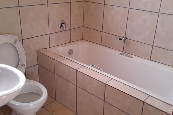 Single room/apartment with own bath, toilet and basin. Build-in wardropes, kitchenette ...