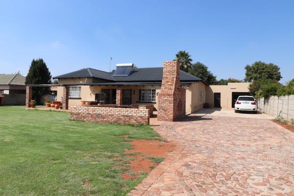 2 Bedroom Flat plus large 4 Bedroom house located in the well-situated suburb of Daggafontein.
Close to highways, schools and shopping ...