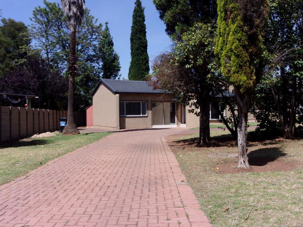 Commercial property to rent in Brackenhurst - 164 Hennie Alberts - P24 ...