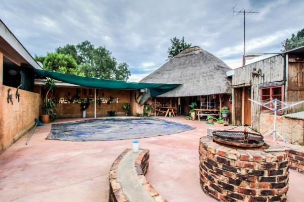 MAIN HOUSE: Entertainment dream! Lapa with build in bar and braai, that walk out on the patio with a swimming pool and Jacuzzi, big ...