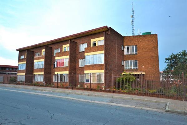 This neat ground floor unit is situated in a secure complex. This property has 2 ...