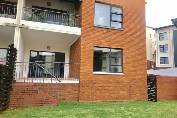 Situated on the ground floor, this charming 3 bedrooms and 2 bathrooms is up for rent. With a spotless and spacious open plan mahogany ...