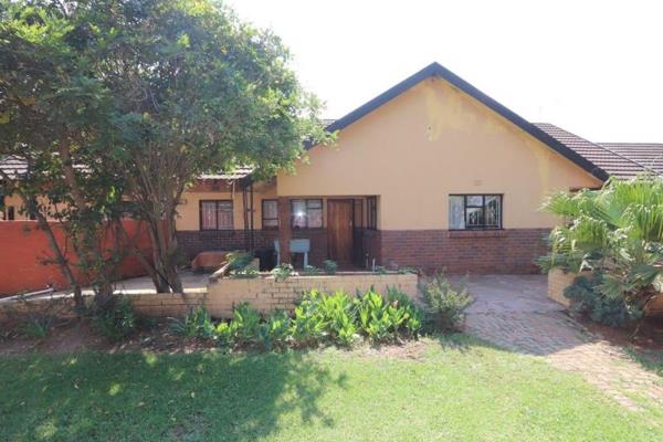 This farm for sale in Vlakfontein offers 3 Bedrooms main house with 1 bathroom, 2 kitchens and 3 flats outside all with build in ...