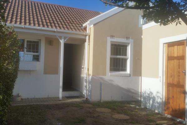 This  home is located in a secure complex, Harbour Park, in Gordons Bay. 
Close to a ...