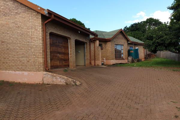 Lovely and specious  3 bedrooms, study room, 2 bathrooms, double garage, kitchen, lounge  The house is located in Thohoyandou E Ha ...