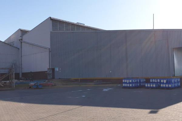 5500M2 of secure warehousing space  and office space to Let in heart of Wadeville. on an Erf of 11648m2
Warehouse Offers Good height ...