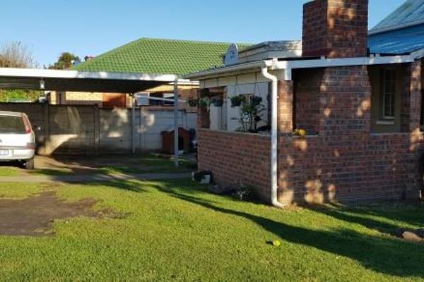 Beautiful 3 bedroom home for sale in a quiet street, close to the main roads and public ...