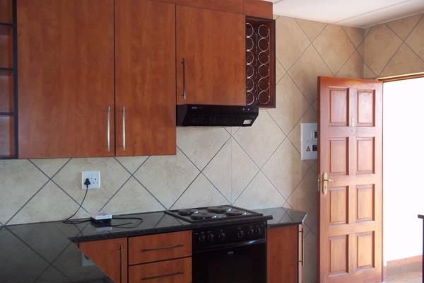 Flat close to high school in Three Rivers , Vereeniging to buy. 
Offers modern cherry wood kitchen , open plan with lounge. Balcony.  ...