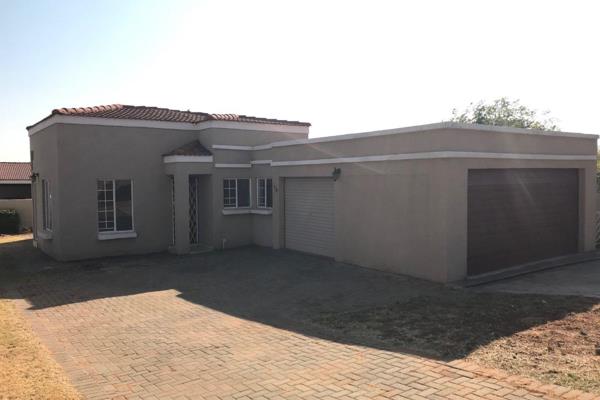 Spacious 3 bedrooms, 2 bathroom house in secure complex available for rental.

Full ...