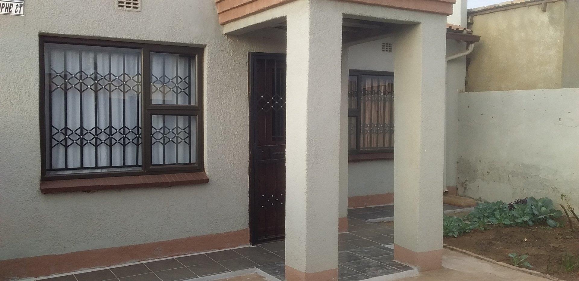 3 Bedroom House for sale in Rondebult - P24-107813535