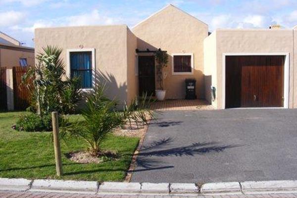 This cosy 3 bedroom townhouse is in the sort after l&#39;afrique echo village.The village offers a safe and secure enviroment with a ...