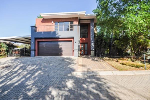 This almost new family home in an upmarket estate comes with all the bells and whistles and is just ready for you to move in and ...