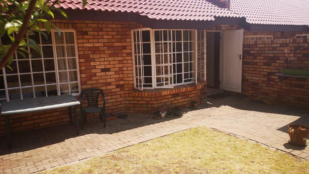 2 Bedroom House For Sale In Croydon 3 Croydon Cabanas 4