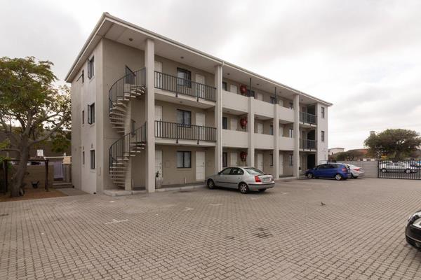 Neat bachelor bedroom apartment in secure complex.
Open plan living
 BICS, oven, hob and extractor
Family bathroom with shower
No ...