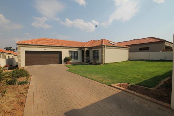 Beautiful garden, modern, clean and spacious
Prepaid electricity.
Buses and public transport available
3 x bedrooms and 2 x bathrooms