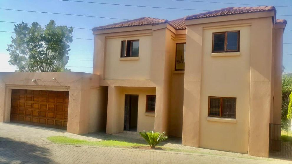 3 Bedroom Townhouse To Rent In Eldoraigne Tsesebe Avenue