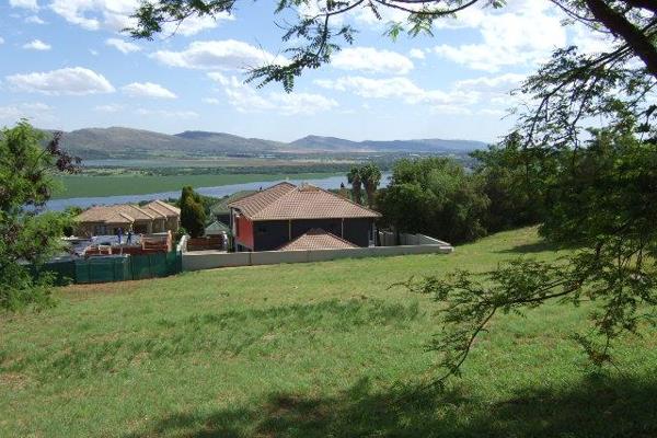 WELL POSITIONED VACANT STAND IN KOSMOS

Build your dream home on this large stand situated on the higher slopes of the Magaliesberg ...