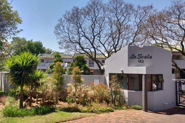 Conveniently located 2 Bedroom , 2 Bathroom (main en-suite) in Strathavon, Sandton  **No ...