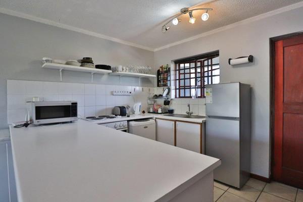 Available 01 December

2 Bedroom, spacious flat in Molteno Park II
Semi furnished - ...