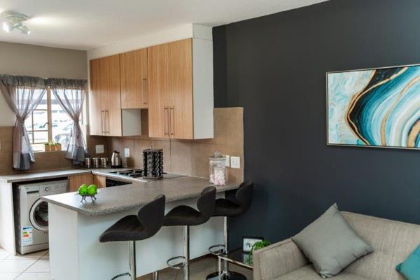 This stunning modern Apartment has the following to offer:
* Open plan living area and ...