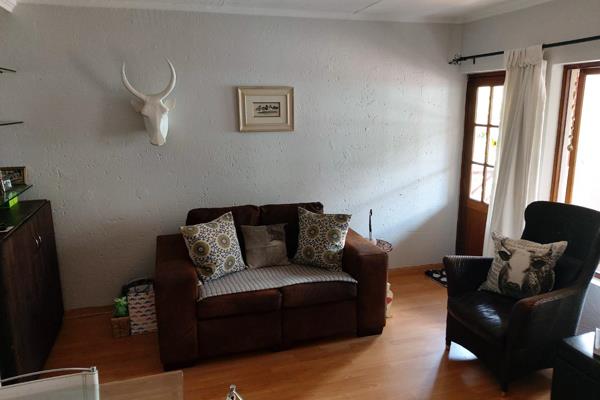 Beautiful 1 Bed Flat in a very safe and secure complex La Monmart. Open Plan ...