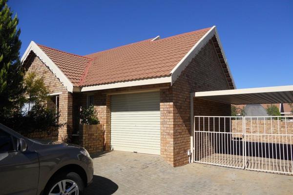 Langenhovenpark, Neat, 2 bedroom townhouse, 1 bathroom, kitchen, open plan living area, 1 garage, double carport, pet with permission. ...