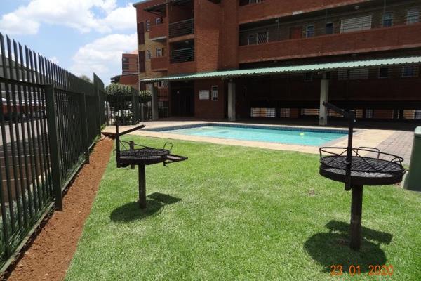 This neat bachelors apartment offers an openplan kitchen / lounge / bedroom.
One bathroom (shower, toilet and basin)
The unit has an ...