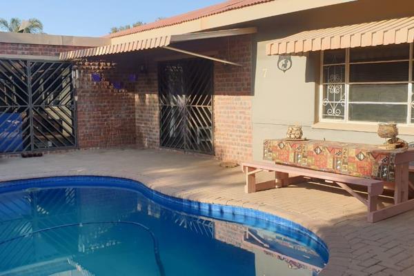 This stunning property in central town consist of a lounge dining and entertainment room
with build in braai as well as a Jacuzzi 4 ...