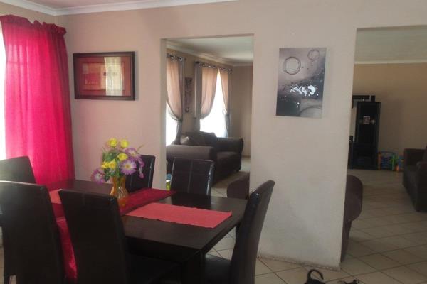 t For Rent: Spacious 3-Bedroom House

Bedrooms: 3
Bathrooms: 2
Layout: Open-plan living room and kitchen
Parking: Covered ...